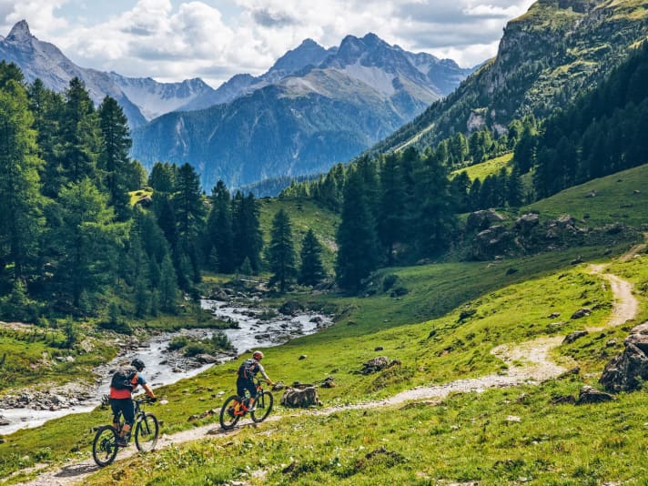 Am Morgen nach der Hüttenübernachtung geht’s zunächst immer an der Clozza entlang. Der Bach sammelt sein Wasser an den Flanken des Piz Buins und läuft von der Chamonna Tuoi schnurstracks ins Tal.