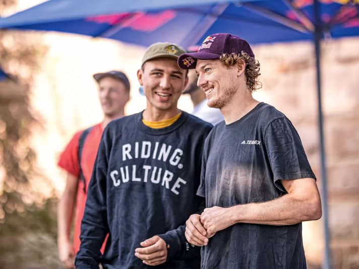 Da lacht er aber: Thomas Genon (rechts) ist im letzten Moment noch nachgerückt im Starterfeld zum Red Bull District Ride 2022 in Nürnberg. Hier mit dem Schweizer Lucas Huppert. 