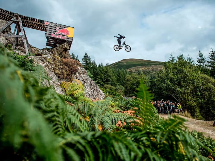 Freerider Vicent "Vinny T" Tupin flies 16 metres over the road gap in the Suicide No Hander. "A crazy feeling," says hardline rookie Andreas Kolb about this stunt. 