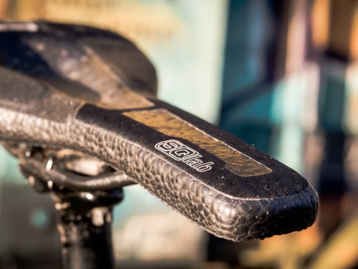 Innovative Ansätze und Materialien, wie hier expandiertes thermoplastisches Polyurethan, machen eine lokale Fertigung möglich. SQlab setzt inzwischen auf ein Sattel-Portfolio “Made in Germany”.