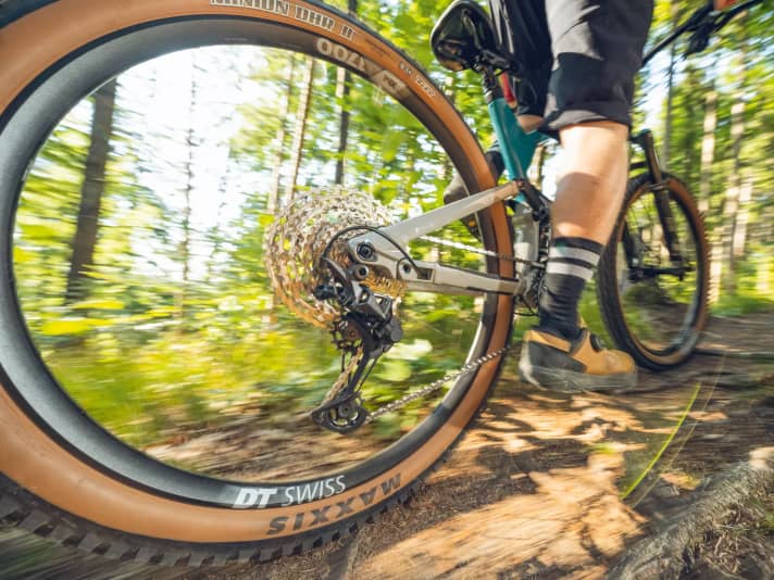 When shifting up, there is a hitch or the chain even skips a gear: Then you should take action, search for the fault and readjust the gears on your mountain bike if necessary.