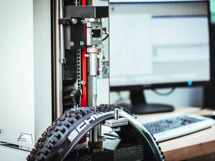 The laboratory data was determined by our test and technology department in the test laboratory of the tyre manufacturer Schwalbe.