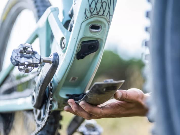 The storage compartment on the down tube of the Scor offers space for emergency money and minimalist tools. The spare derailleur hanger is included in the scope of delivery. 