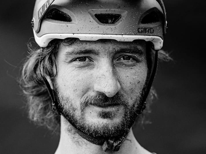Sergio Tschenett, Chef der  Trailschool  Ride La Val: “Von der restlichen Schweiz werden wir gern belächelt. Dabei liegt unser 
Tal nicht am 
Ende der Welt, 
sondern mitten 
in Europa.”
