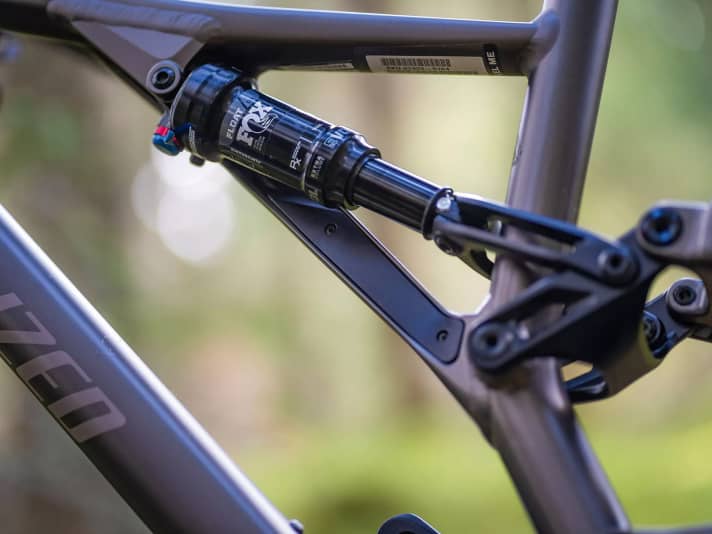 Statt eines Rohres kommt ein geschmiedetes Profil zum Einsatz, das durch eine Kunst­stoffkappe abgedeckt wird.