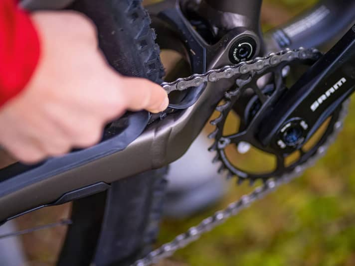 Die groß dimensionierten, aufgeklebten Gummischützer lösen sich bereits an mehreren Stellen ab.