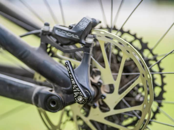 Benutzerfreundlich: Die Specialized-Hinterradachse lässt sich ohne Werkzeug entnehmen. Das Vorderrad wird 
von einem Schnellspanner fixiert.