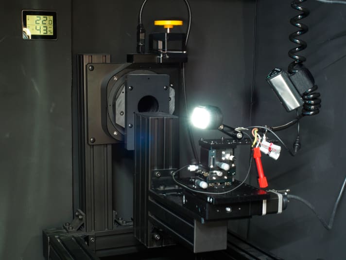 The lux values were measured using a goniometer in a darkened and blackened room. On the one hand, the maximum value in the centre of the light cone was determined and, on the other, the remaining illuminance up to an angle of 40 degrees from the centre. This allows conclusions to be drawn about the edge illumination and the homogeneity of the light image. The following image shows the colour scale with the corresponding lux values.