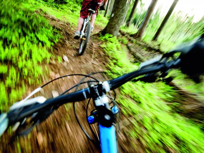 A slack steering angle with too little offset causes the bike to tip over in hairpin bends.