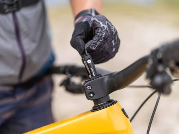  A multi-tool is concealed in the head tube of the Fuel EX. This leaves more room for other luggage in the storage space under the bottle cage.  