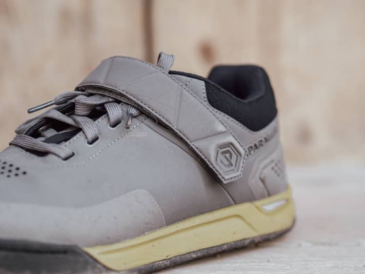 The combination of lacing and Velcro fastening is easy to adjust and provides good support in the shoe. 