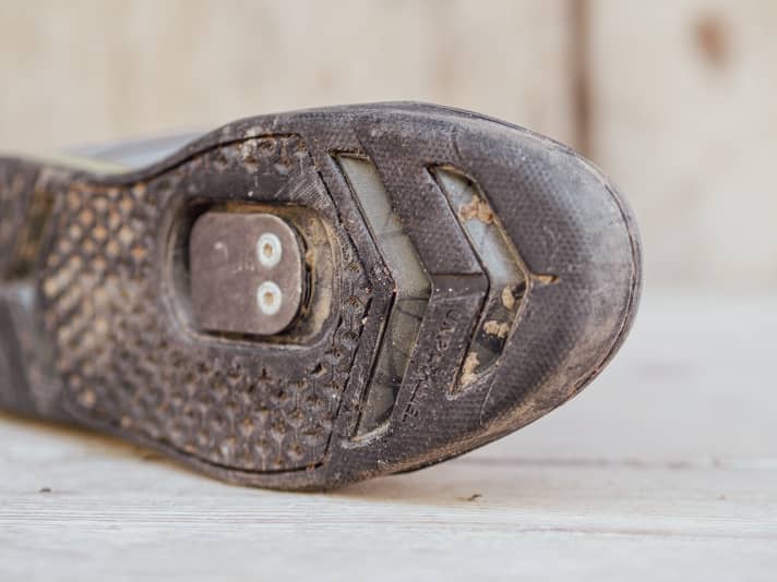The tread pattern could provide a little more grip off-road. The V-shape does not seem to be the optimum here 