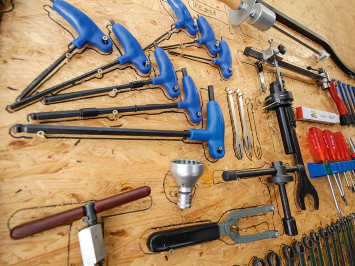 In the heat of a screwdriver's orgy, things can get wild. But afterwards, it's time to tidy up - just like in the children's room. 