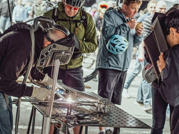 Voilà! Euphorisiert von der 
Idee unseres BIKE Project Europe 
schweißte Jürgen Schlender 
den Rahmen beim 
BIKE-Festival in Willingen.