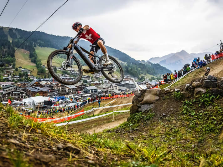 Fette Jumps: Neben krassen Hindernissen in den Anstiegen bot die WM-Strecke in Les Gets auch bergab jede Menge Action. Der drittplatzierte Schweizer Joris Ryf konnte mit viel Luft unterm Reifen auf dem Bikepark-Parcours gut umgehen. | Copyright: Sebastian Schieck