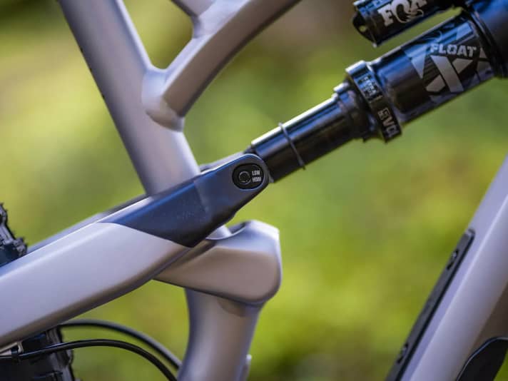  The steering angle of the YT Jeffsy can be adjusted from 64.1 to 64.8 degrees using the flip chip.