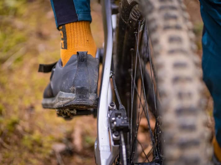 The left seat stay bulges outwards, which restricts heel clearance.