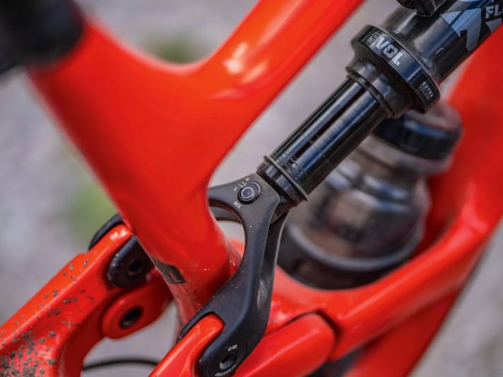 Über den Flipchip lassen sich der Lenk- und der Sitzwinkel am YT um 0,4 Grad verstellen. Die Tretlagerhöhe variiert nur um drei Millimeter. 
