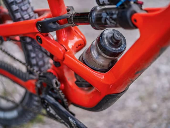 Durch die asymmetrische Verstrebung im YT-Hauptrahmen entsteht Platz für eine Trinkflasche.