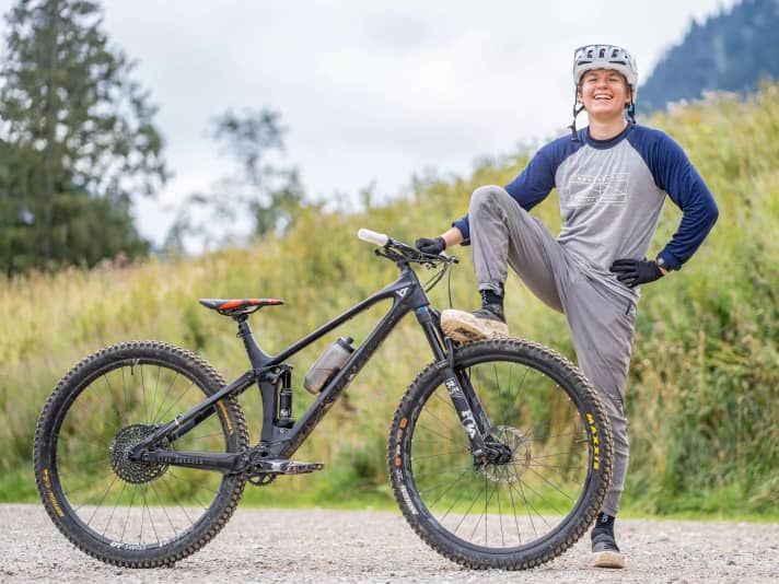 What's missing? Shortly before the end of the endurance test, a crash decapitated the derailleur hanger of the Izzo. BIKE editor Max Fuchs is glad to have survived the crash unscathed.