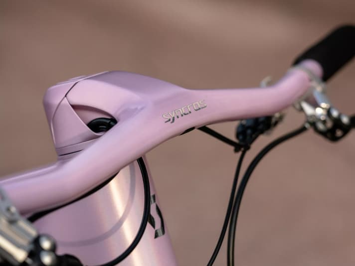 Minus-Rise, sehr leicht und pink-champagner - das Syncros Fraser iC SL Cockpit in der Dangerholm Spark RC Hypersonic Edition