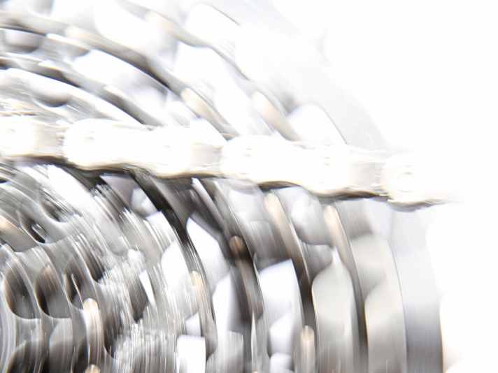 Gear replacements are expensive for modern drivetrains. Those who place little value on low weight are also well advised to use cassettes from the cheaper series (Shimano XT / Sram GX).