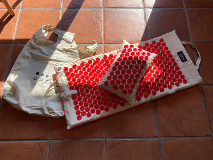 The OrthoMat is supplied in a linen bag and with an additional spiked cushion.