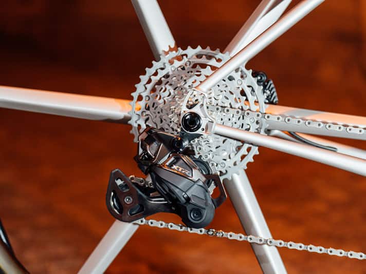 Ein Shimano XTR Di2 Funk-Schaltwerk wechselt am 32” Gravelbike die Gänge.