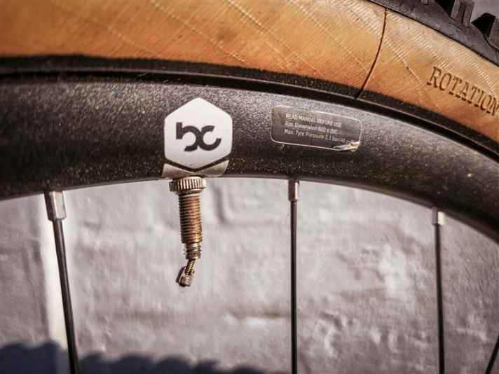 Un noyau de valve plié ? Ce n'est pas une image rare sur les soupapes Sclaverand. Problème : le bouchon peut se casser ou ne plus être correctement étanche.