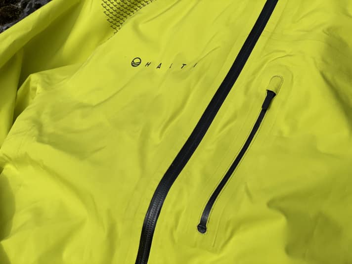 The neon yellow cannot be overlooked in traffic - but the Liike rain jacket is also available in "civilian" colour.