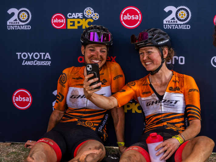 Schmutzige aber glückliche Gesichter bei Nicole Koller (links) und Anne Terpstra (rechts) nach dem ersten Etappensieg beim diesjährigen Cape Epic.