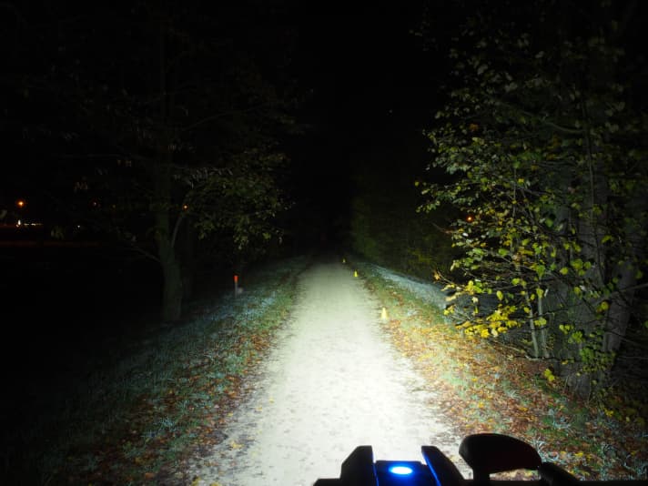 Cube Acid HPA 2000: Die Reichweite der Cube ist ok, die Lampe leuchtet aber weniger breit aus als etwa die Gloworm.