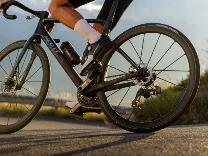 Each component has been slimmed down a little and should contribute to the formidable total weight of 5.9 kilograms.