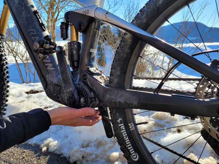 Despite extreme winter temperatures, the ZF CentriX became so hot during the continuous load of our standardised range height test that it was no longer possible to touch it. We were therefore unable to observe a drop in performance. Reliable data is still pending - we'll stay tuned!