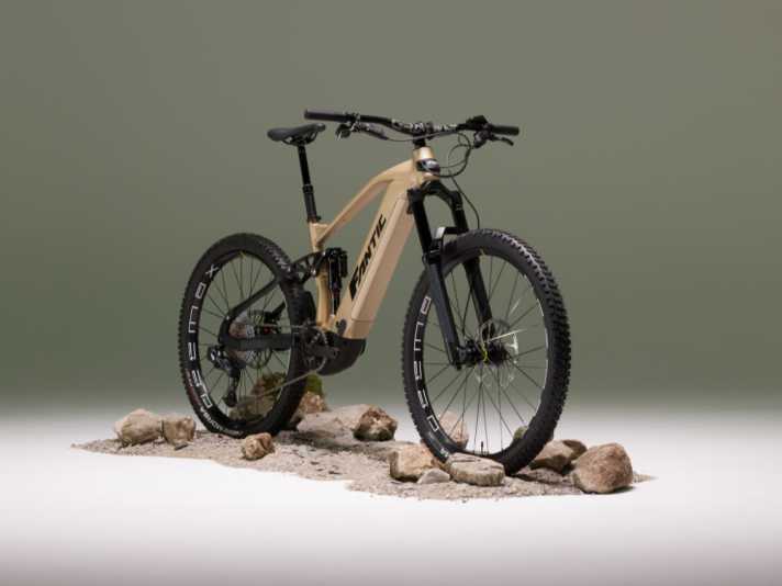 The all-mountain models with 170 millimetres of suspension travel, on the other hand, are aimed at riders who regularly ride in demanding terrain and want additional reserves in the suspension.