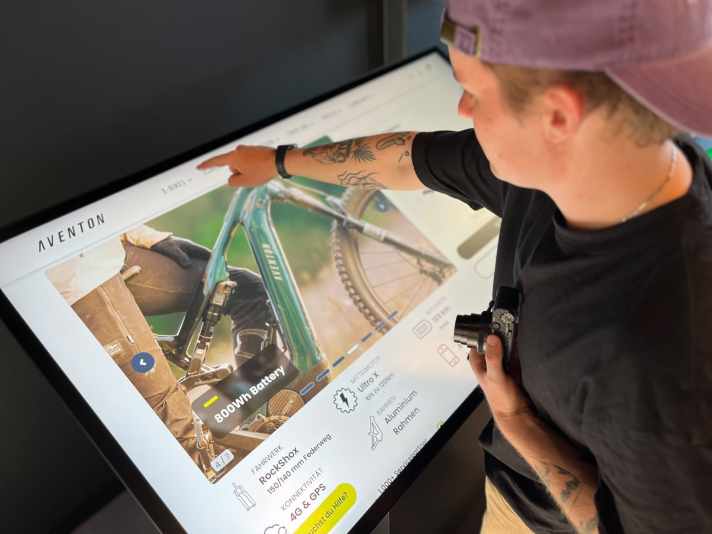 Welches Bike ist das richtige für dich? Redakteur Max Fuchs checkt den Konfigurator vor Ort.