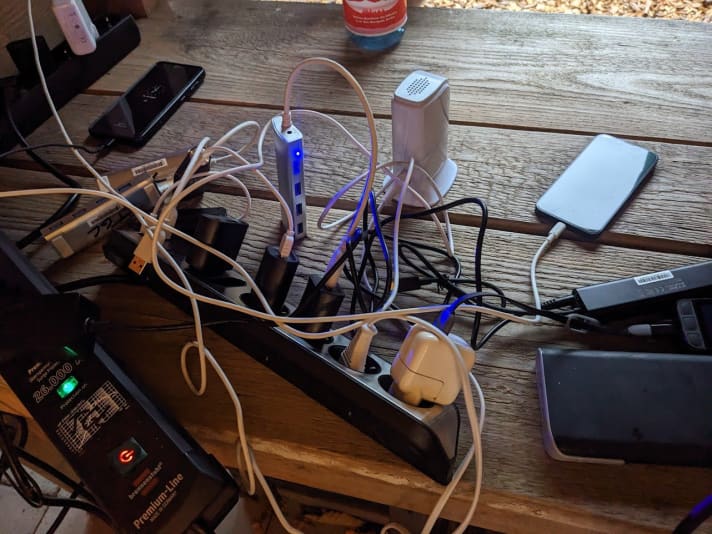 Am Forsthaus gibt es zwar keinen Handyempfang, aber die mobilen Geräte wollen trotzdem aufgeladen werden. Der Gravel-Club hat mit Steckdosen und USB-Netzteilen vorgesorgt.