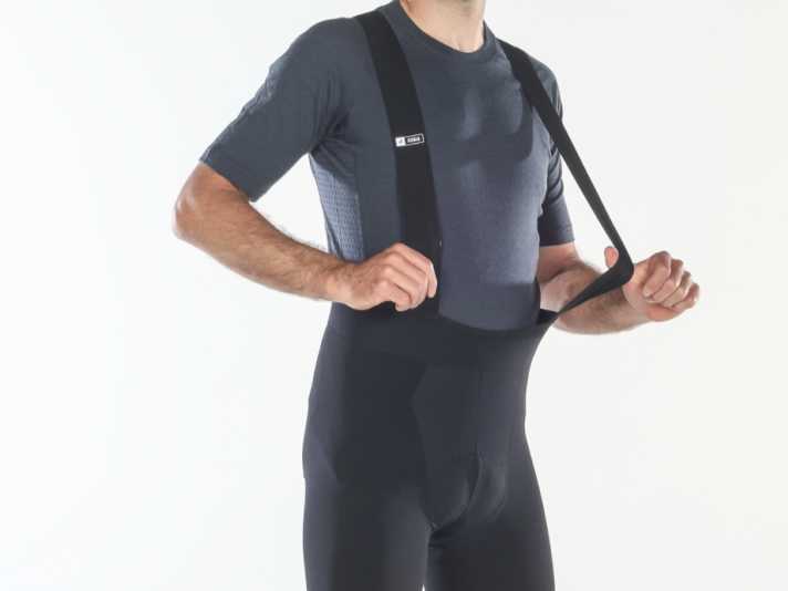 Les bretelles sans coutures sont suffisamment tendues pour que le pantalon et le rembourrage restent en forme.