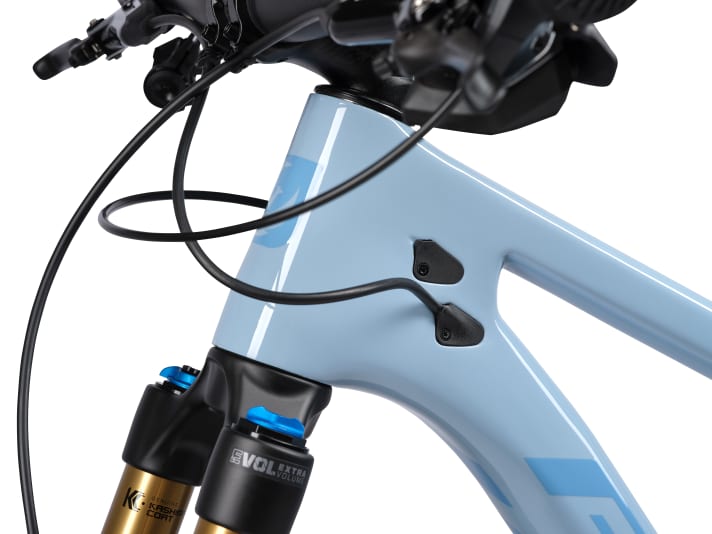 Die Kabel laufen nicht durch den Steuersatz sondern hinter dem Steuerrohr in den Rahmen.