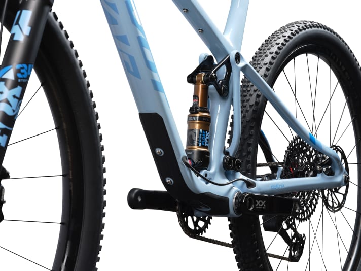 Stehend im Rahmen platzierter Dämpfer und großflächiger Unterbodenschutz.