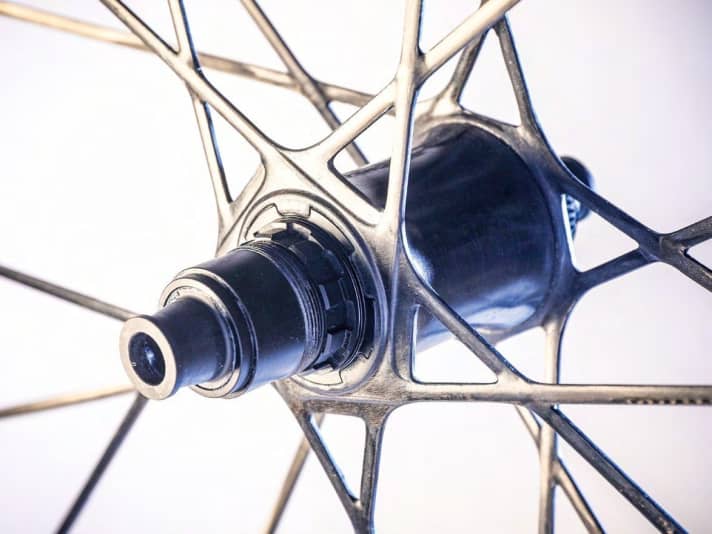 Bei den Silverton SL-Laufrädern werden Felgen, Speichen und der Ring für die Nabenaufnahme aus einem Stück laminiert. Anschließend wird das Carbon-Nabengehäuse unter hoher Spannung zwischen den Speichenschirmen verklebt.