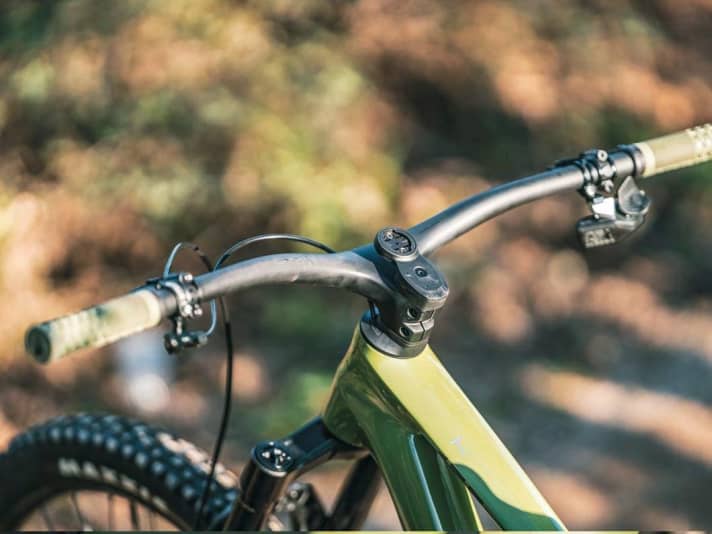 The handlebar/stem unit reduces the weight but offers no customisation options. The GPS mount is included.