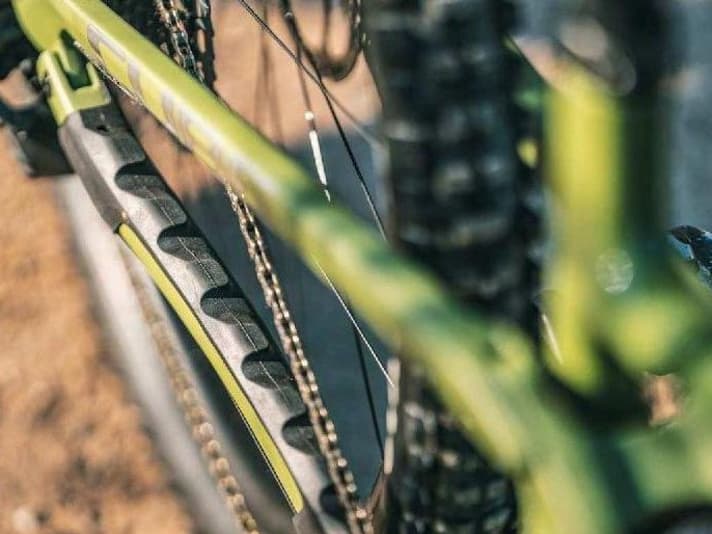 The chainstays are somewhat wide, but have protection against heel contact.