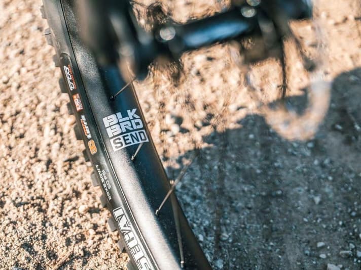 The in-house aluminium rims are spoked asymmetrically and support the tyres very well thanks to the 35 mm rim width.