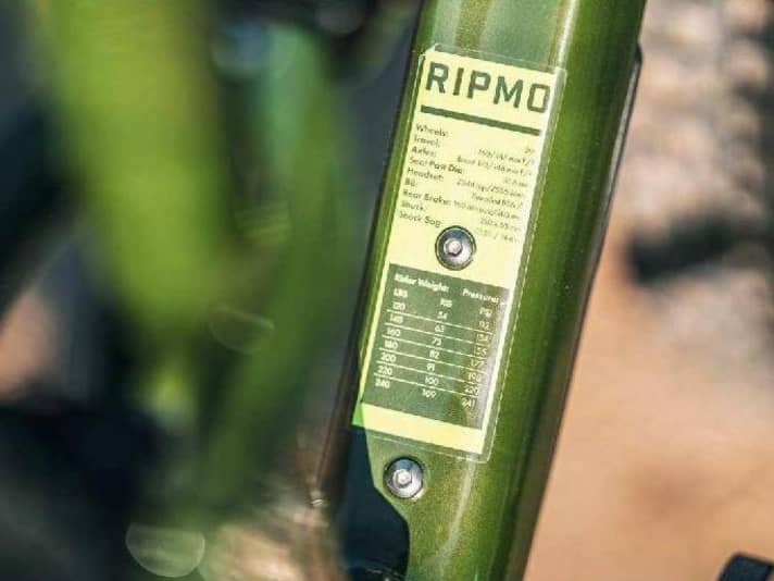 Der hilfreiche Sticker zeigt alle wichtigen Daten auf einen Blick und erleichtert das Set-up.