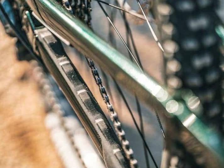 Ein Gummischutz verhindert lautes Kettenschlagen und schont den Lack.