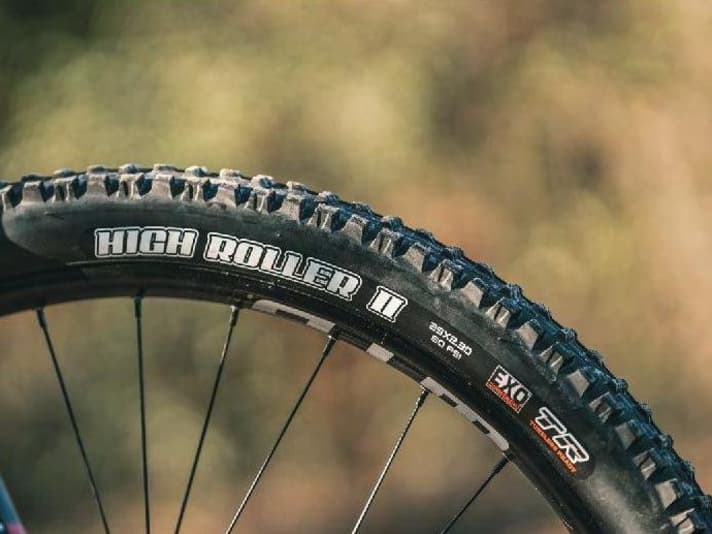Die 2,3er-Maxxis-Reifen fallen schmal aus, lassen sich dafür aber gut beschleunigen.