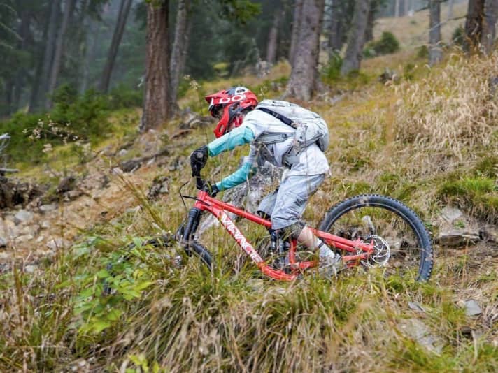 Graduell lässt sich die Schwierigkeit beim Testen erhöhen, wie auf dem Bergkastel-Trail , der auch etwas kniffeligere Stellen bereithält.