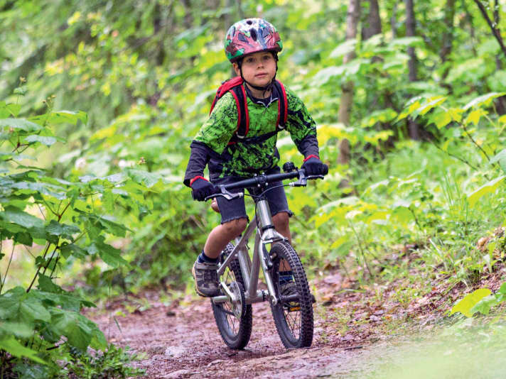 Wenn’s leicht gehen soll, soll’s leicht sein: Beim Kinder-MTB unbedingt auf geringes Gewicht achten!