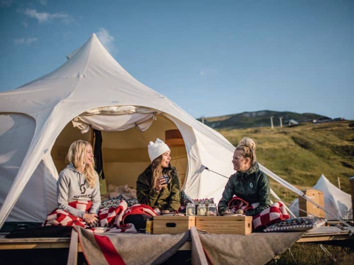 Morgens gibt es Frühstück aus der Holzschachtel.
